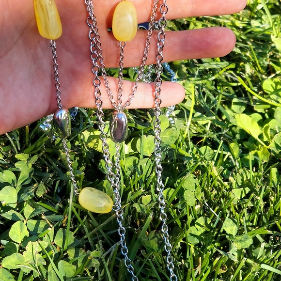 Yellow swirl beaded necklace 3 layers - Picture 3 of 4